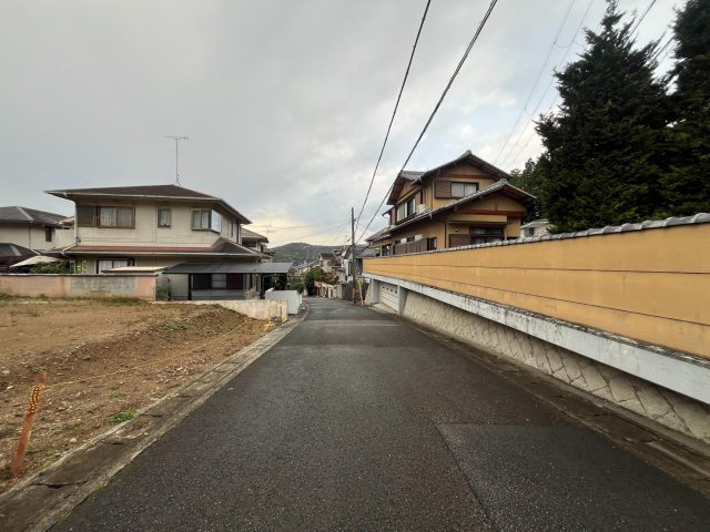 閑静な住宅地●全室２面採光の４ＬＤＫ●駐車３台可能●左京区岩倉花園町６期の前面道路含む現地写真|前道（令和５年１１月撮影）