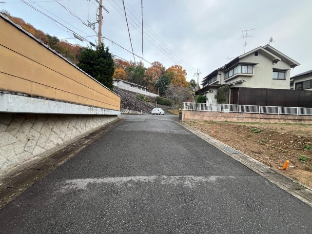 閑静な住宅地●全室２面採光の４ＬＤＫ●駐車３台可能●左京区岩倉花園町６期の前面道路含む現地写真|前道（令和５年１１月撮影）