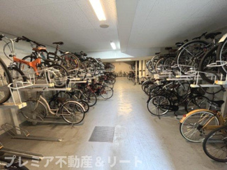 【その他共用部分】 | 屋内に駐輪場があります