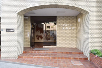 【エントランス】 | マンションの正面エントランス。出入りする人間を癒してくれるマンション入り口であり、その建物の「顔」でもあります。～即日のご見学可能～　お問合せはお気軽にどうぞ。