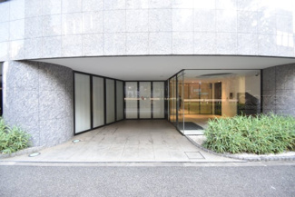 【エントランス】 | オートロックを備えた、マンションのエントランス。やはりセキュリティの観点は欠かすことができません。皆様を“安全”に送り出し、出迎えてくれます。～即日のご見学可能～　お問合せはお気軽にどうぞ。