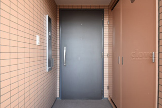 【その他共用部分】 | 皆様をお迎えする、お部屋の玄関ドア。開けやすさや開放角度、ドアノブの操作しやすさや鍵の形状などを、現地で一度ご確認ください。～即日のご見学可能～　お問合せはお気軽にどうぞ。
