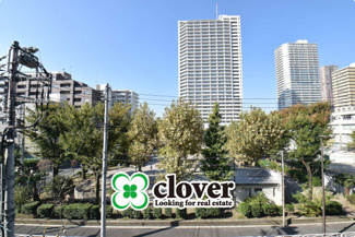 【展望】 | 眼前に広がる空の雄大さと、このお部屋の自慢の一つである「眺望」をご覧ください。毎日、この景色を独り占めできる新生活に夢が広がります。～即日のご見学可能～　お問合せはお気軽にどうぞ。
