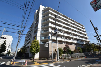 【外観】 | 青空によく映える建物です。手入れの行き届いた外壁やマンション正面エントランスなど、綺麗な姿をぜひ一度、現地にてご覧ください。～即日のご見学可能～　お問合せはお気軽にどうぞ。

