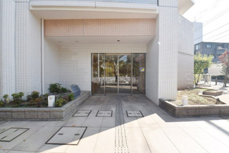 【エントランス】 | お客様を、そして住人を出迎えてくれるマンションのエントランス。ゴミが落ちていないことからも、管理状態の良さや住民の節度の高さが見て取れます。～即日のご見学可能～　お問合せはお気軽にどうぞ。
