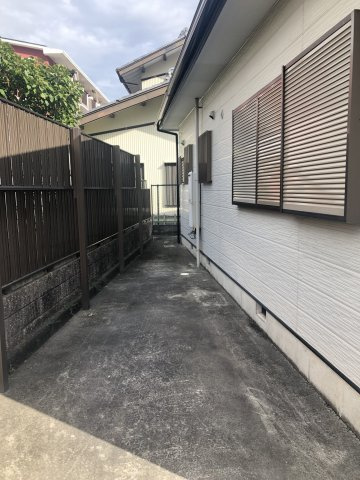 東若林町貸家のその他共用部分|こちらのスペースにバイクも停められます。