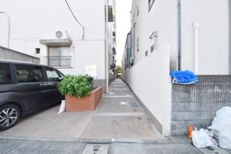 【エントランス】 | マンションの正面エントランス。出入りする人間を癒してくれるマンション入り口であり、その建物の「顔」でもあります。～即日のご見学可能～　お問合せはお気軽にどうぞ。
