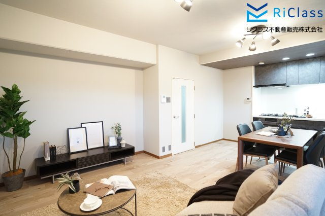 朝日プラザ西舞子の居間・リビング|こちらのリビングで趣味の時間をお楽しみください