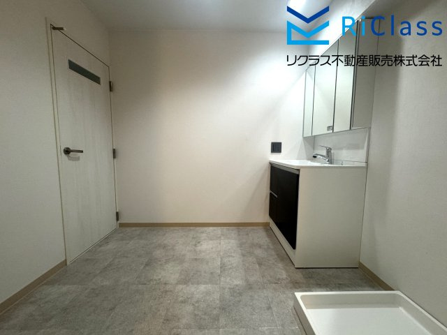 朝日プラザ西舞子の洗面所|ゆったりとした洗面スペースです