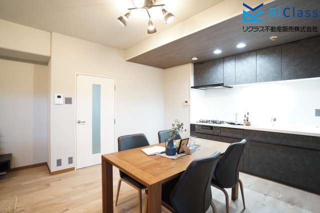 朝日プラザ西舞子のキッチン|シックな色合いの新調のシステムキッチンです