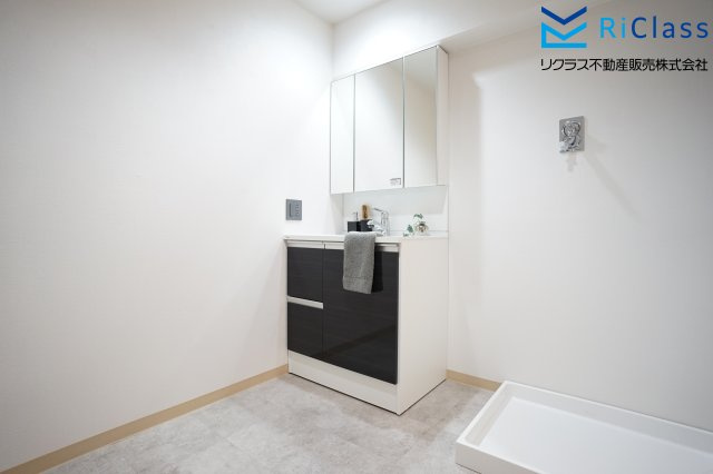 朝日プラザ西舞子の独立洗面台|新調の三面鏡付洗面化粧台です