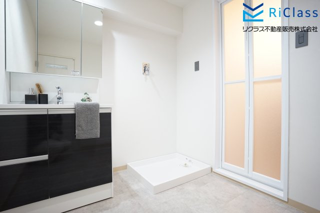 朝日プラザ西舞子の洗面所|洗面化粧台と室内洗濯機置き場です