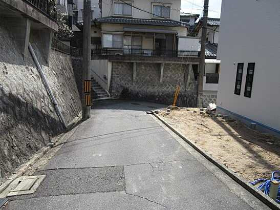 【前面道路含む現地写真】