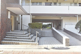 【エントランス】 | お客様を、そして住人を出迎えてくれるマンションのエントランス。ゴミが落ちていないことからも、管理状態の良さや住民の節度の高さが見て取れます。～即日のご見学可能～　お問合せはお気軽にどうぞ。