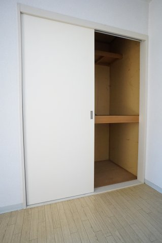 永和ハイムの収納|広くて明るい寝室