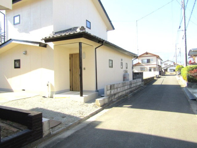 【前面道路含む現地写真】 | 【再生住宅】　中央市山之神 | 前面道路含む現地写真です