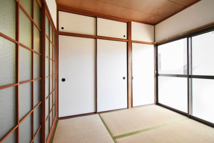 コーポ若葉荘【キャッシュバック対象】の寝室|開放的な寝室です
