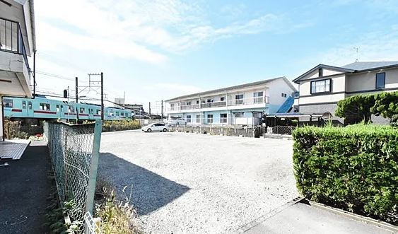コーポ若葉荘【キャッシュバック対象】の駐車場|カースペースがあります
