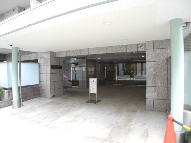 エム・ブランド新宿戸山公園のエントランス