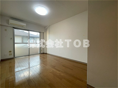 【居間・リビング】 | ルミエール烏山 | 洋室7.8帖※クリーニング中の撮影※