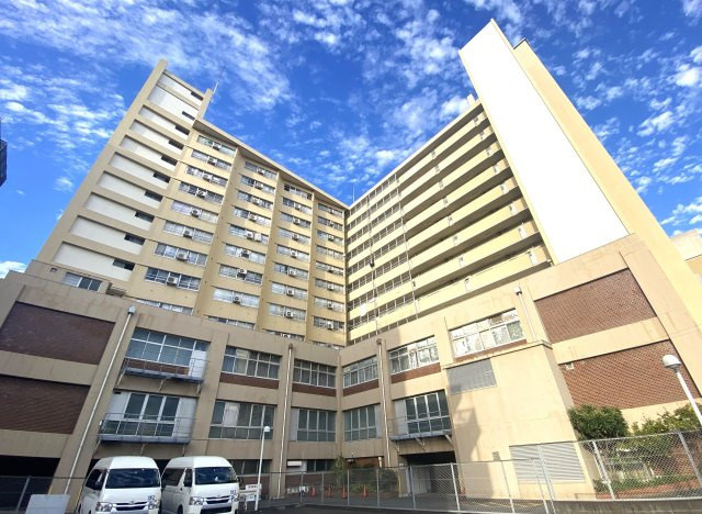 南西側の建物外観