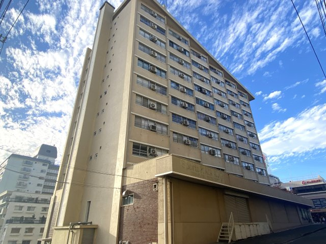 北東・南東側の建物外観