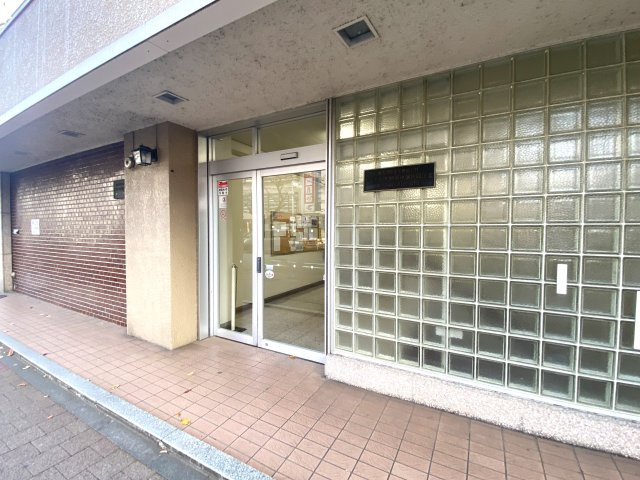 エントランスは自動ドア付き