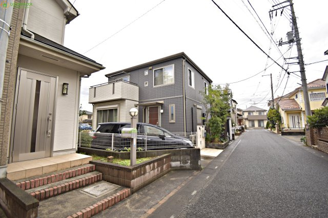 上尾市平塚②　中古一戸建ての前面道路含む現地写真