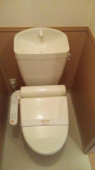 【トイレ】 | ロイヤルクレッセント西登戸参番館 | ※同物件・同タイプの写真です。