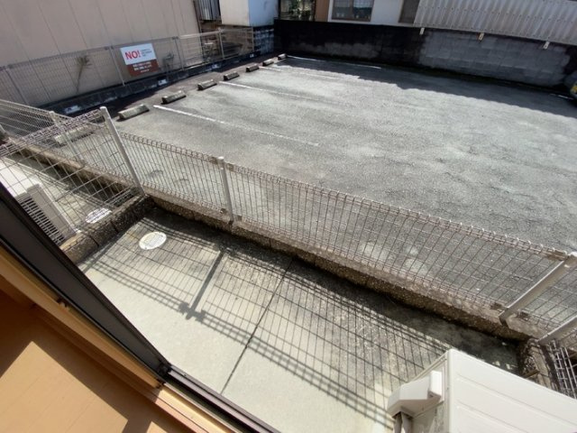 熊本市南区薄場３丁目のアパートのバルコニー