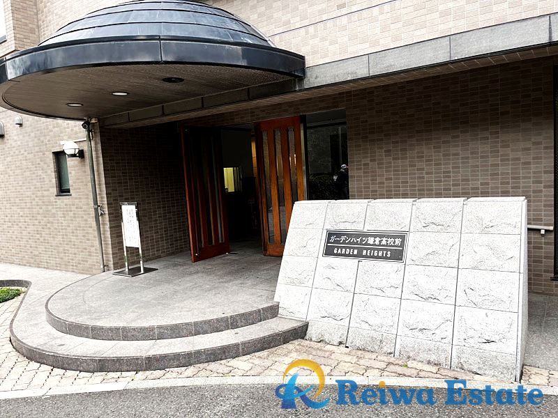 ガーデンハイツ鎌倉高校前のエントランス