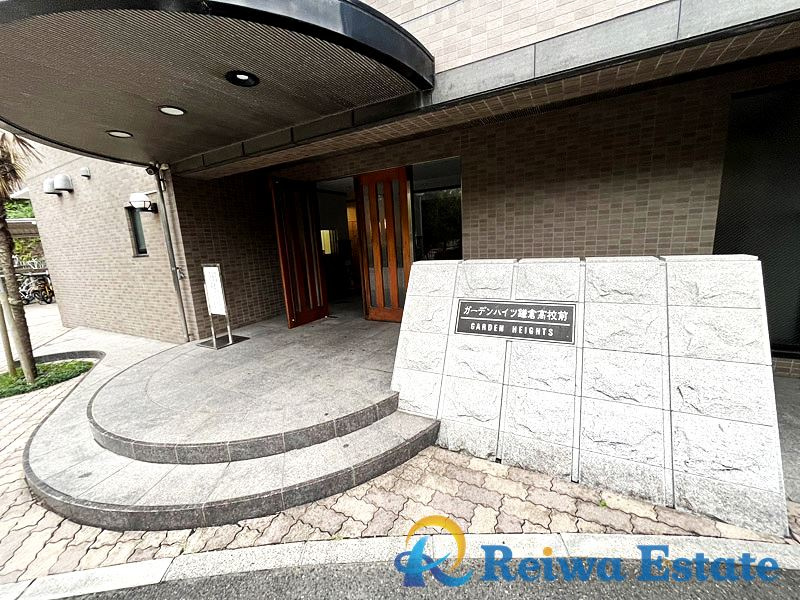 ガーデンハイツ鎌倉高校前のエントランス