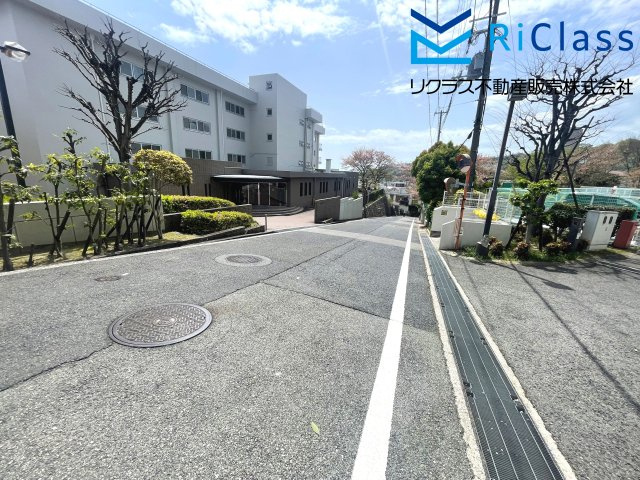 グリーンヒルズ鷹取の周辺|マンション前の道路です