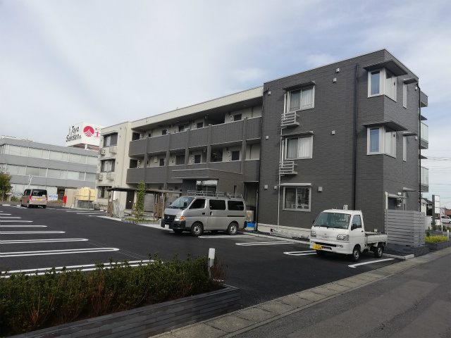 クレセントコート　住宅の駐車場