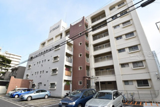 【外観】 | 手入れの行き届いた外壁やエントランスなど、「見ればわかる」レベルで清潔感を保ったマンションです。築年数を感じさせない姿で皆様をお出迎えします。～即日のご見学可能～　お問合せはお気軽にどうぞ。