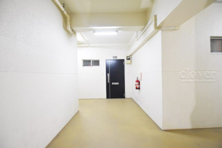 【その他共用部分】 | 風雨が入ってこない内廊下設計。雨の日に体が濡れないという以外にも、共用部の劣化が進みにくいため、修繕の負担が軽くなるのもうれしいポイント。～即日のご見学可能～　お問合せはお気軽にどうぞ。