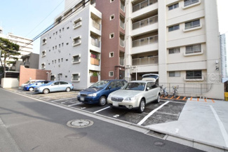 【駐車場】 | マンションの駐車場スペース。空きの有無や駐車料金、サイズ規定などについては、改めてお問い合わせください。～即日のご見学可能～　お問合せはお気軽にどうぞ。