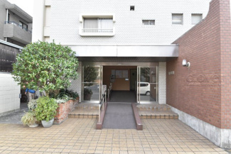 【エントランス】 | お客様を、そして住人を出迎えてくれるマンションのエントランス。ゴミが落ちていないことからも、管理状態の良さや住民の節度の高さが見て取れます。～即日のご見学可能～　お問合せはお気軽にどうぞ。