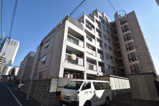 【外観】 | 青空によく映える建物です。手入れの行き届いた外壁やマンション正面エントランスなど、綺麗な姿をぜひ一度、現地にてご覧ください。～即日のご見学可能～　お問合せはお気軽にどうぞ。