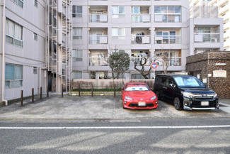 【駐車場】 | マンションの駐車場スペース。空きの有無や駐車料金、サイズ規定などについては、改めてお問い合わせください。～即日のご見学可能～　お問合せはお気軽にどうぞ。