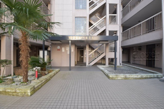 【エントランス】 | お客様を、そして住人を出迎えてくれるマンションのエントランス。ゴミが落ちていないことからも、管理状態の良さや住民の節度の高さが見て取れます。～即日のご見学可能～　お問合せはお気軽にどうぞ。