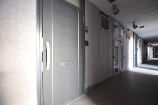 【その他共用部分】 | ダブルロック式の玄関ドアが皆様をお出迎え。お部屋のセキュリティの観点からも、うれしい設備ですね。玄関の色もシックで良い感じです。～即日のご見学可能～　お問合せはお気軽にどうぞ。