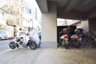 【駐車場】 | バイク置き場。空き区画の有無や駐輪料金、サイズおよび排気量規定などについては、改めてお問い合わせください。～即日のご見学可能～　お問合せはお気軽にどうぞ。
