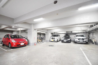 【駐車場】 | マンションの駐車場スペース。空きの有無や駐車料金、サイズ規定などについては、改めてお問い合わせください。～即日のご見学可能～　お問合せはお気軽にどうぞ。
