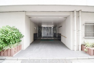 【エントランス】 | マンションの正面エントランス。出入りする人間を癒してくれるマンション入り口であり、その建物の「顔」でもあります。～即日のご見学可能～　お問合せはお気軽にどうぞ。
