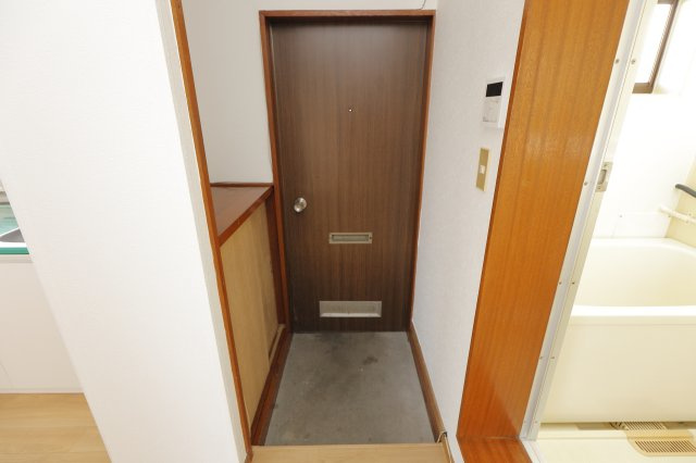 第一石井ハイツの玄関