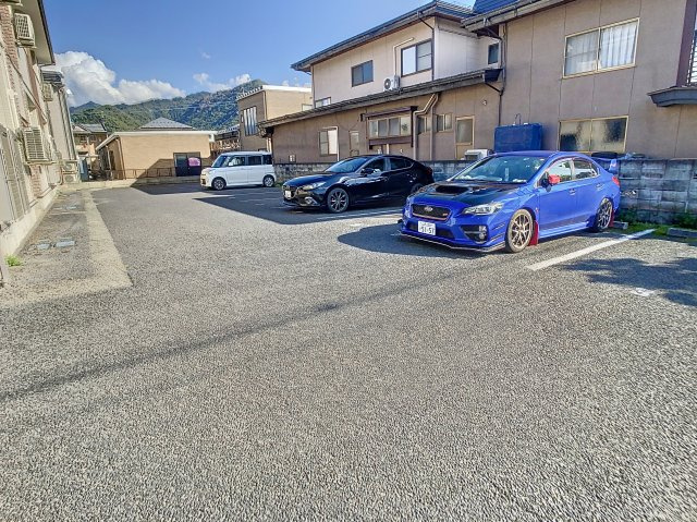 丸好コーポ李田の駐車場