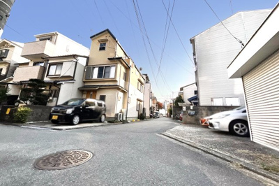 【周辺】 | 伏見区竹田七瀬川町　注文住宅　建築条件なし　土地 | 目の前の道路は、現在《幅員約3.6ｍ》ではございますが、目の前が三差路になっているので狭い印象はなく開放的です。