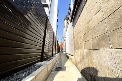 【周辺】 | 伏見区竹田七瀬川町　注文住宅　建築条件なし　土地 | 東側の通路から北へ上がれる近道があります。駅に向かう時や、スーパー《サンディ》へ買物に行く時などはこの通路を使えば近道になりますよ。