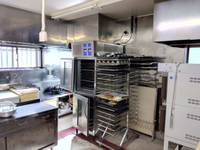 三島市東大場２丁目の中古一戸建のキッチン|店舗部分のキッチンです。窓があり明るいので気持ちよくお仕事が出来そうですね。